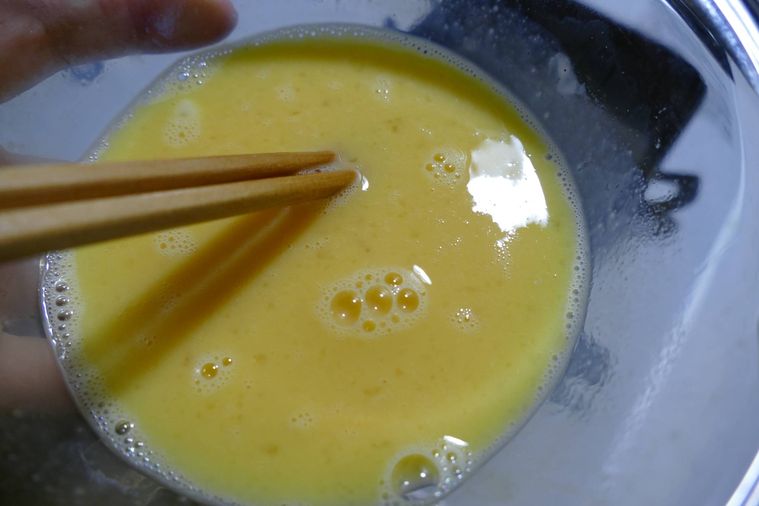卵液を箸で混ぜる様子