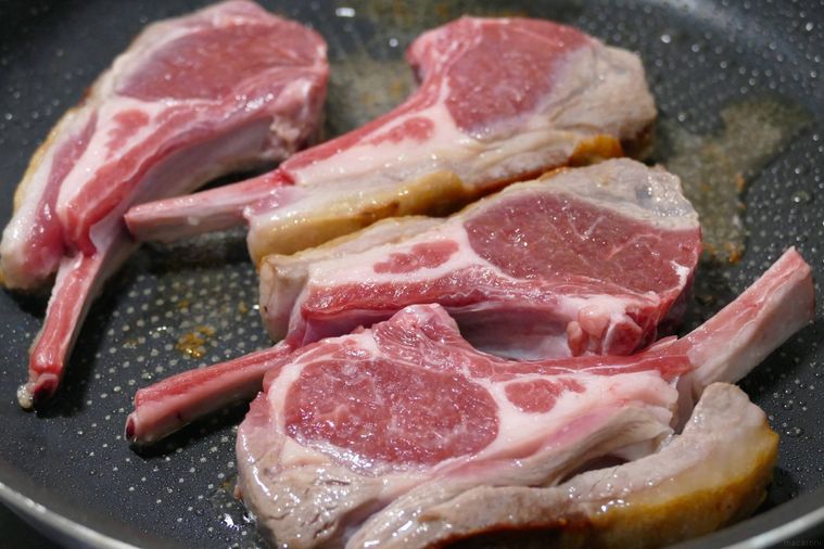 ラムチョップの片面を焼く様子