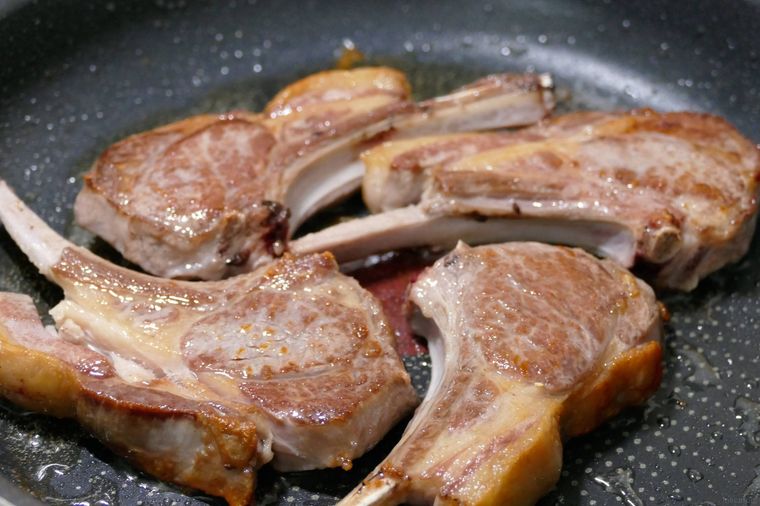 ラムチョップをこんがり焼く様子