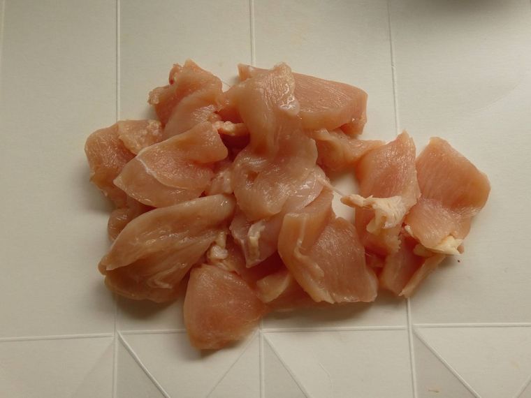 まな板に乗ったそぎ切りの鶏むね肉