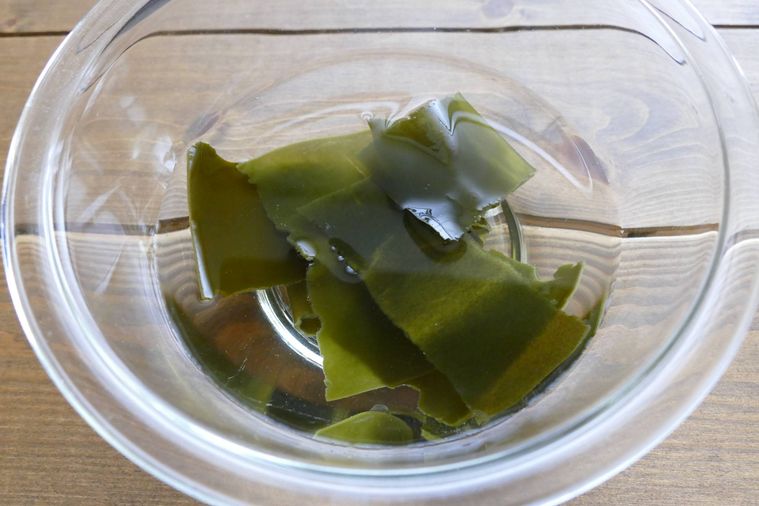 水を張ったボウルに昆布を入れた様子
