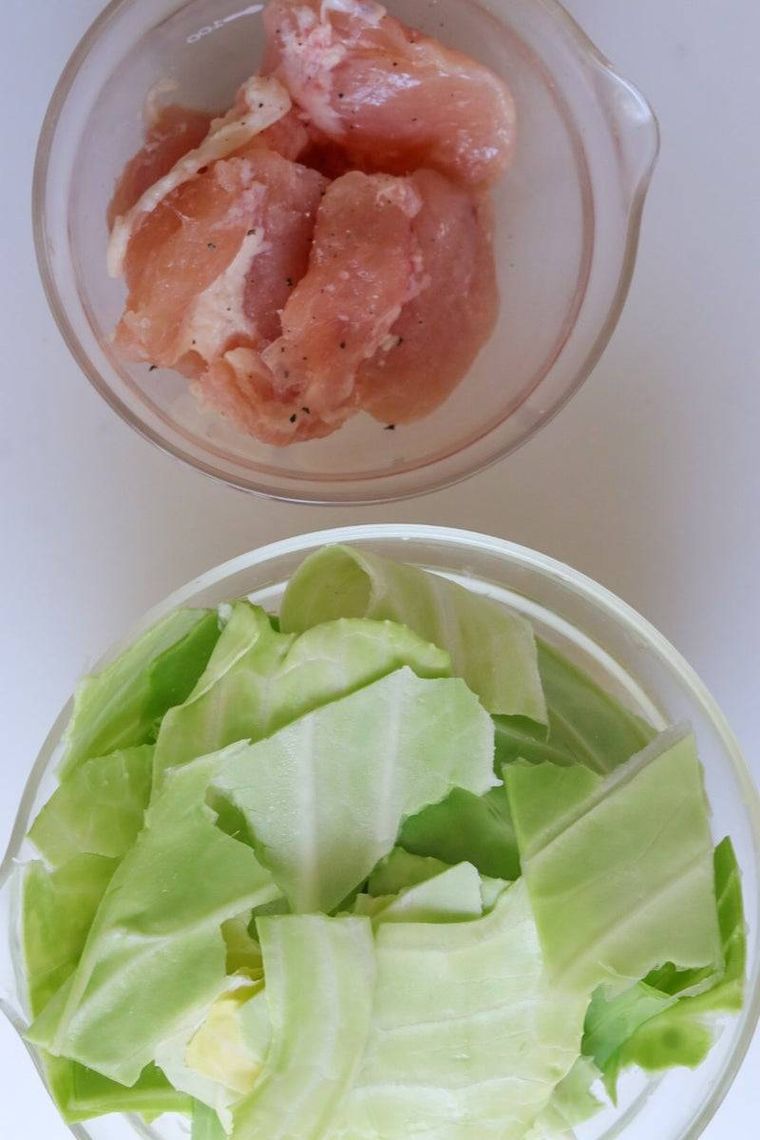 鶏肉とキャベツがボウルに入っている様子