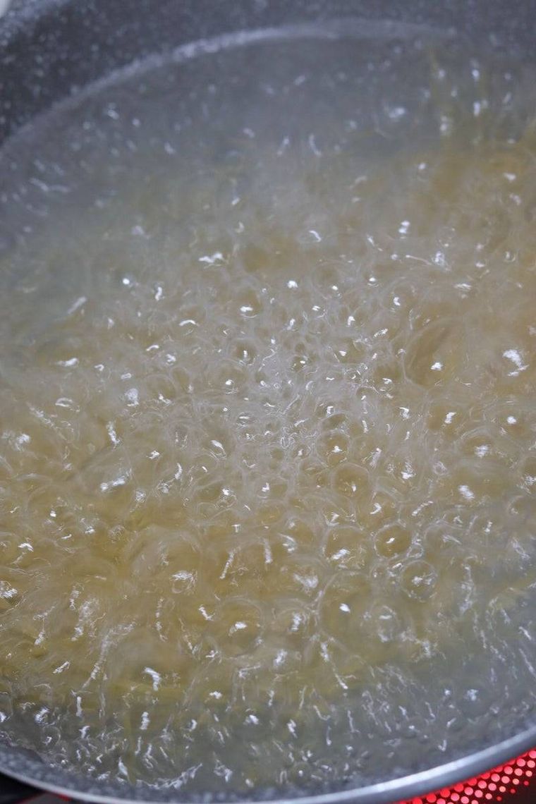 スパゲッティをゆでている様子