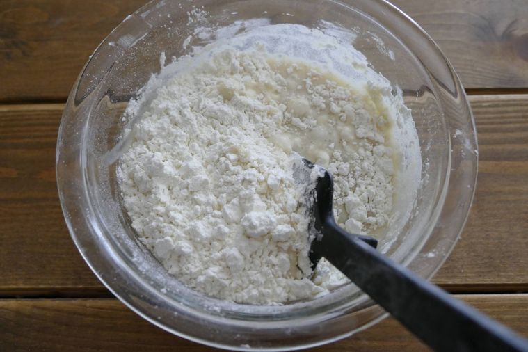 粉類を加えてヘラで混ぜる様子