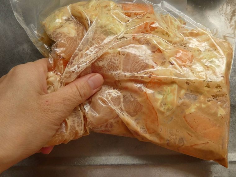 ジッパー袋で混ぜてる鶏むね肉と野菜と調味料