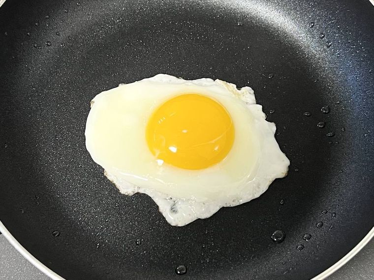 フライパンに卵を割り入れた様子