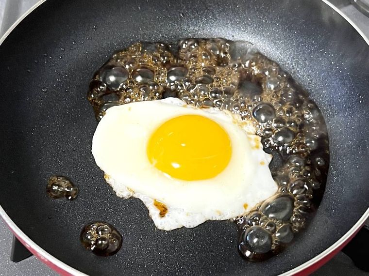目玉焼きを照り焼きにしている様子