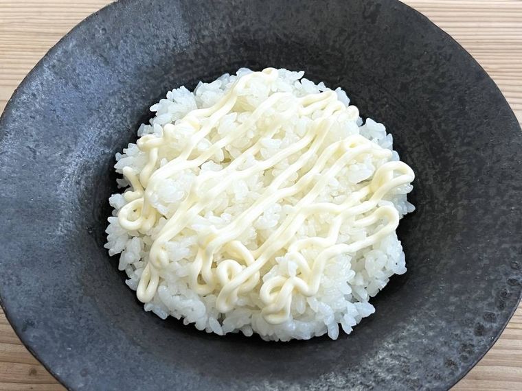 ごはんにマヨネーズをかけた様子