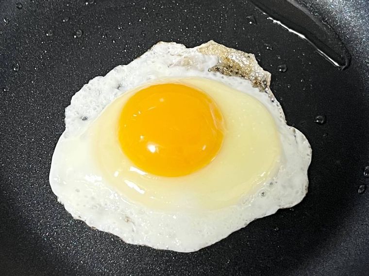 目玉焼きを焼いている様子
