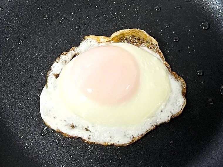 目玉焼きを焼いている様子