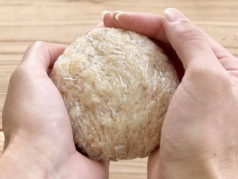 おにぎりを握っている様子