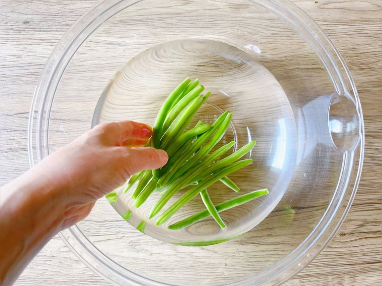 水をはったボウルにいんげんを入れた様子