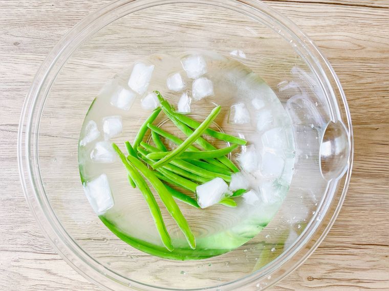 ボウルに氷水をはっていんげんを入れたもの