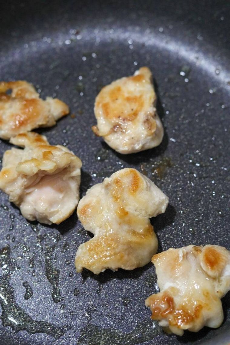 鶏肉を焼いている様子