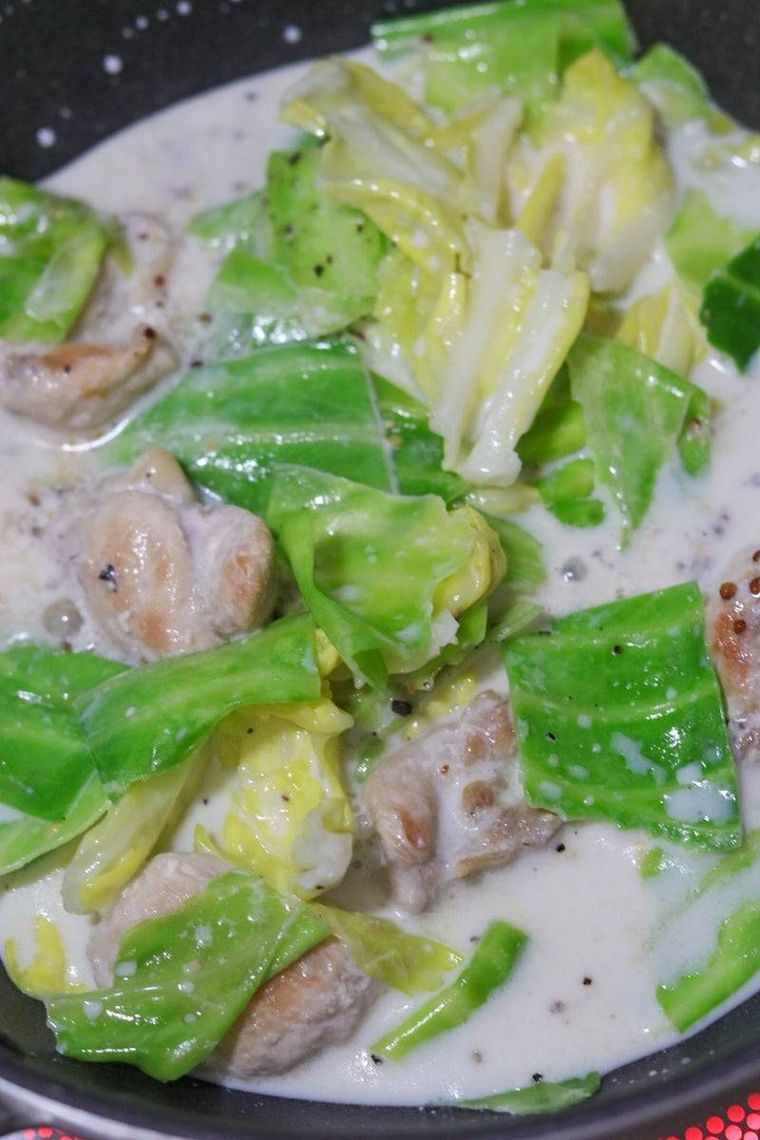 フライパンにクリームを入れている様子