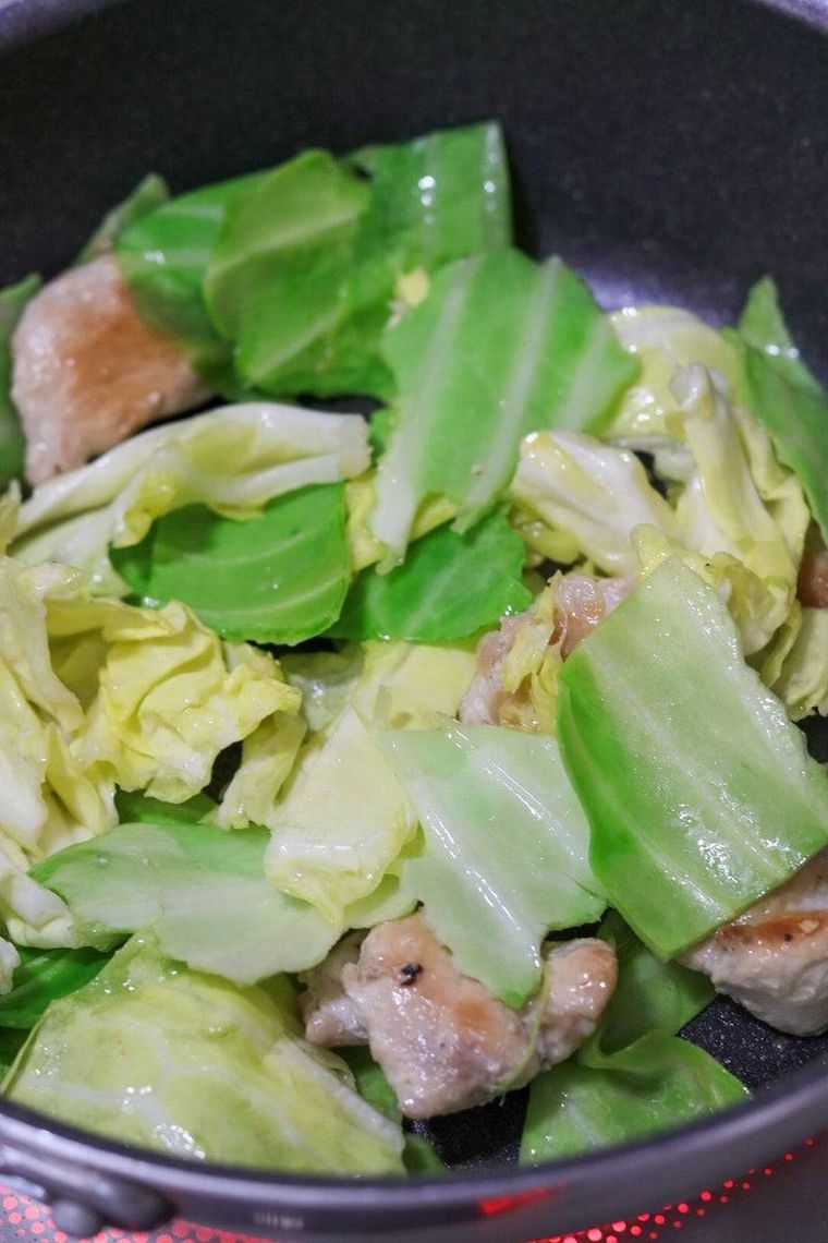 キャベツを炒めている様子