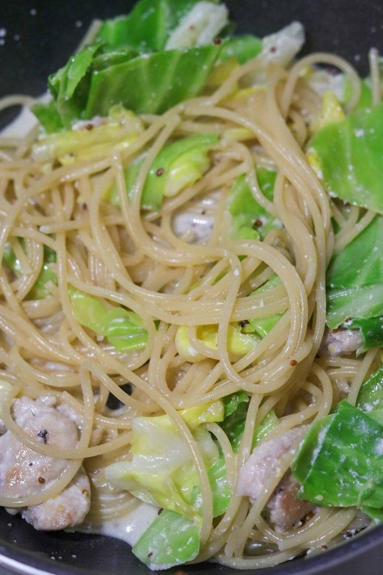 フライパンにパスタが入っている様子