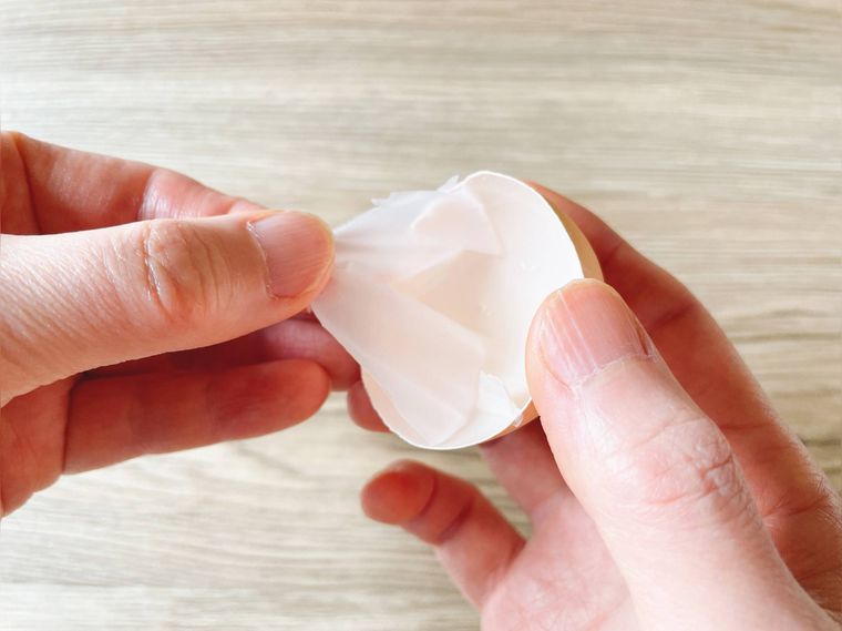 卵の殻の薄皮をむく様子