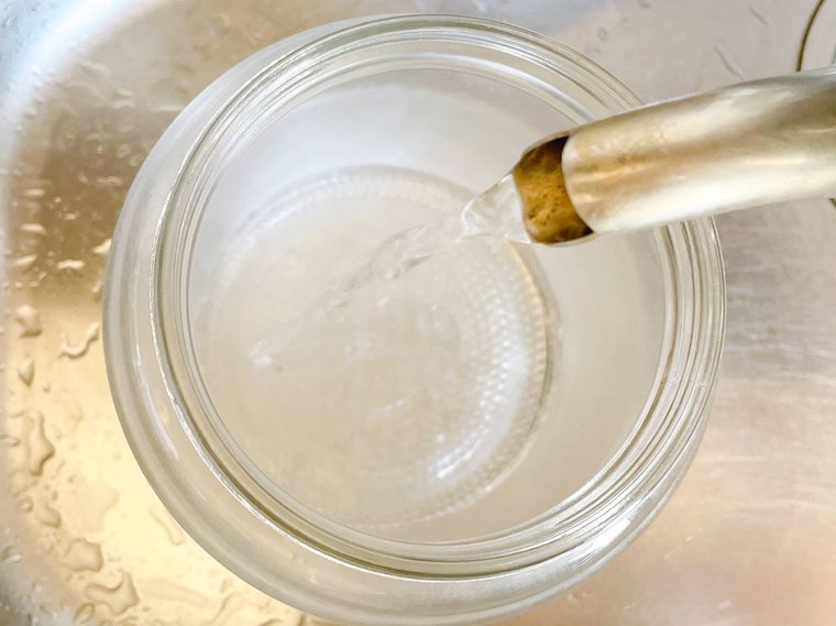 保存瓶に熱湯を入れる様子