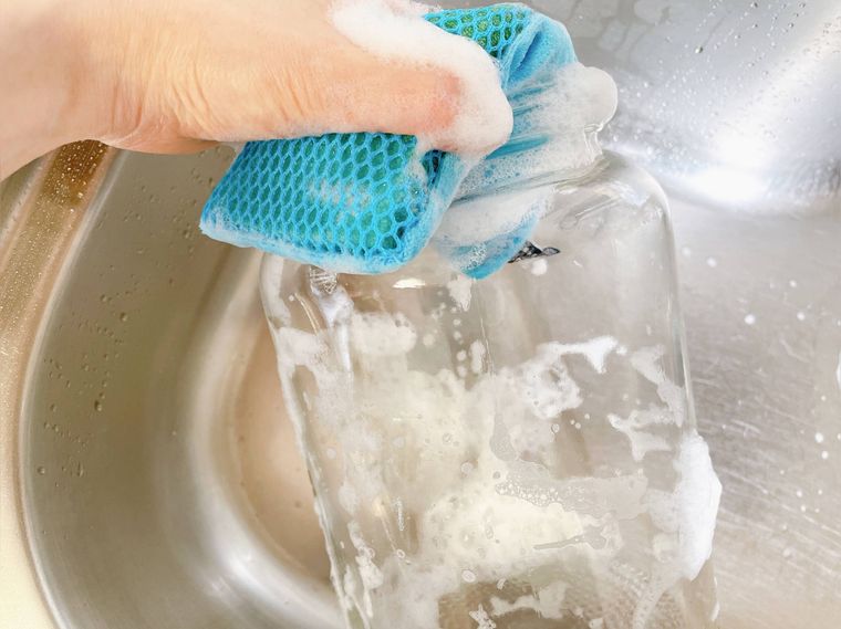保存瓶を洗剤で洗う様子