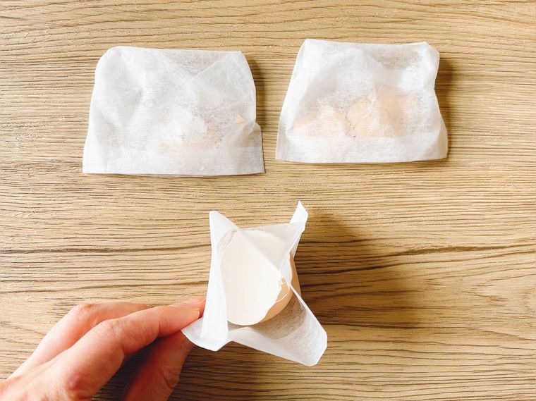 卵の殻をお茶パックに入れたもの