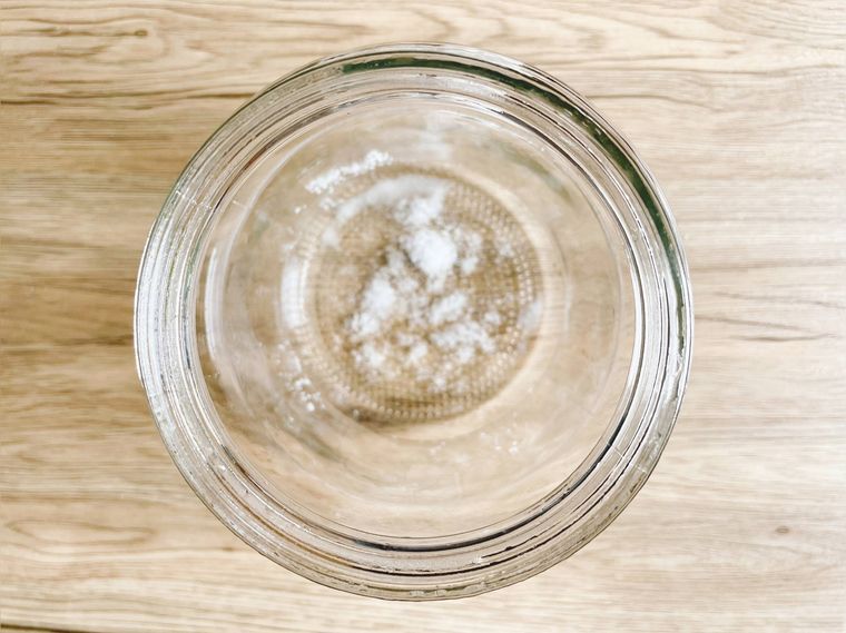 保存瓶の底に塩を振った様子