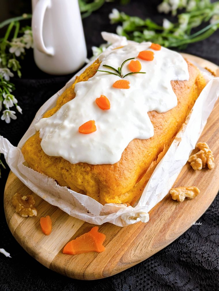 カッティングボードに盛り付けたにんじんケーキ