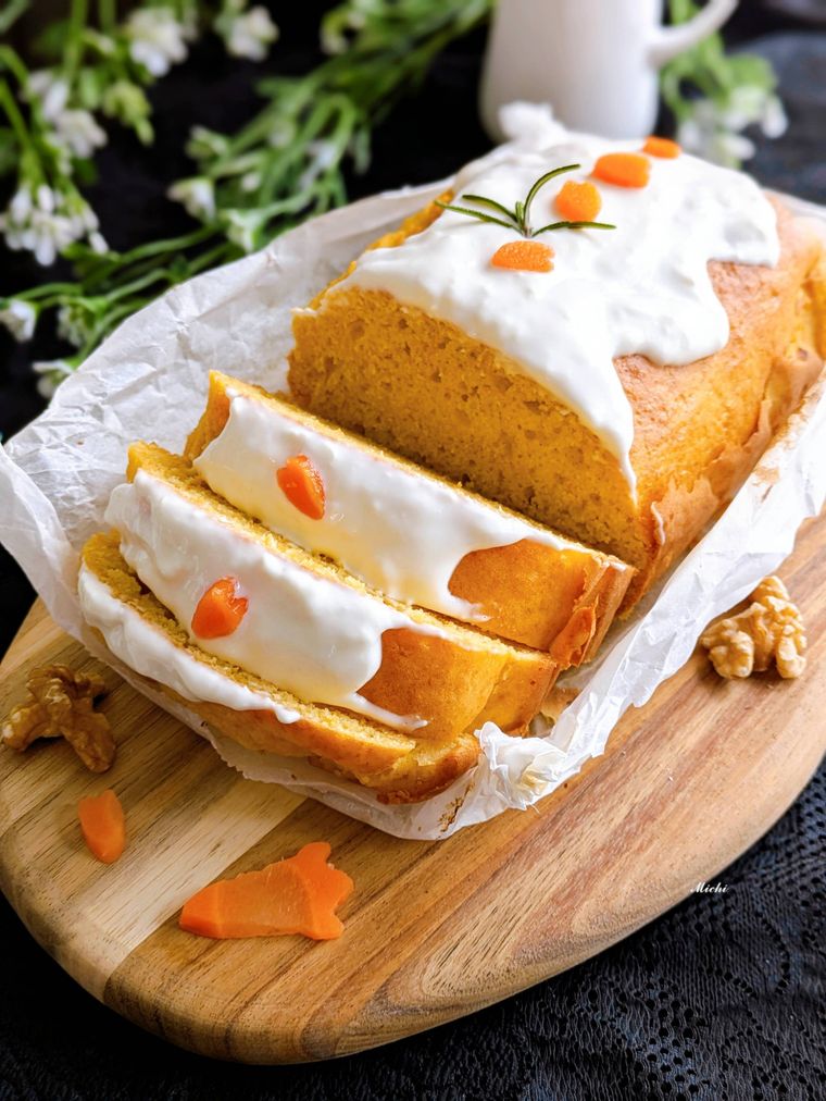 カッティングボードに盛り付けたにんじんケーキ