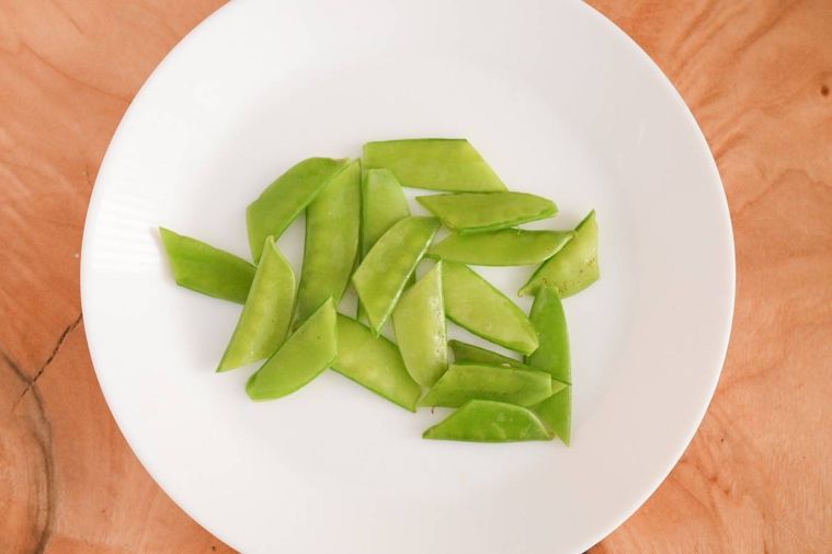 皿にのった下処理をしたきぬさや