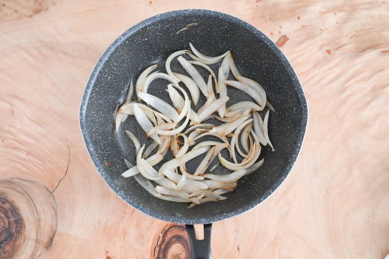 鍋に入った炒めた玉ねぎ