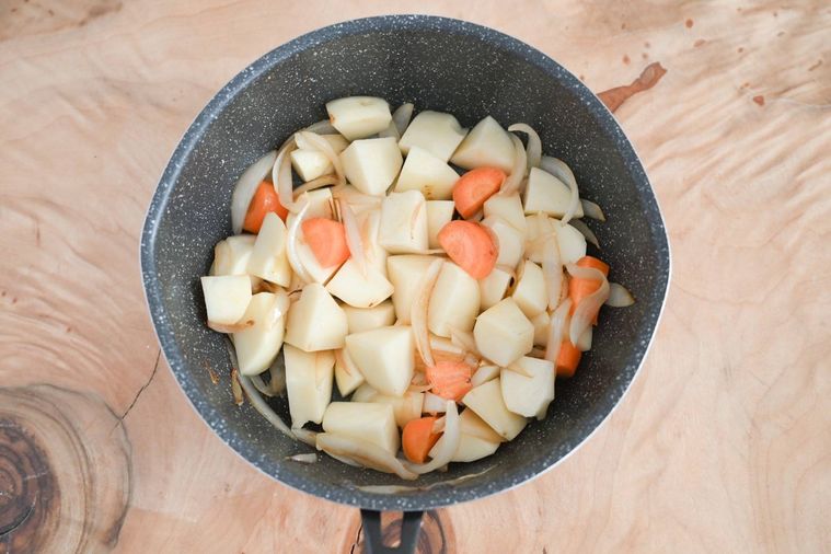 鍋に入った炒めた野菜