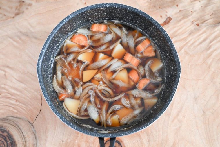 鍋に入った煮込む前の肉なし肉じゃが