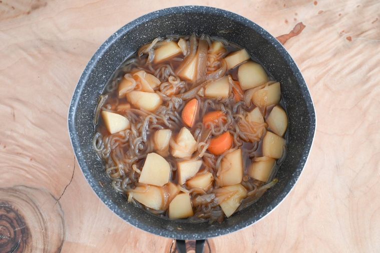 鍋に入ったきぬさやを入れる前の肉なし肉じゃが