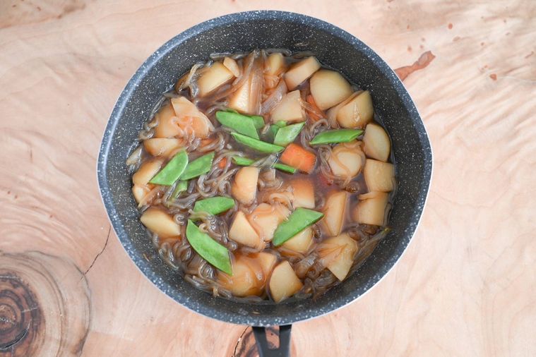 鍋に入った肉なし肉じゃが