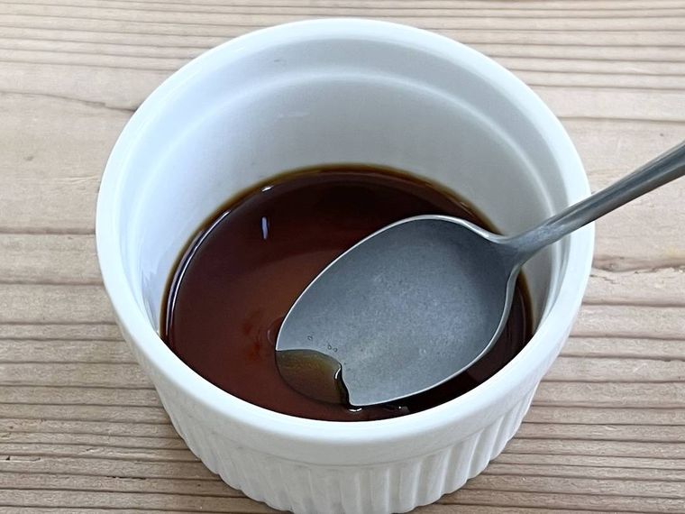 調味料を混ぜ合わせている様子