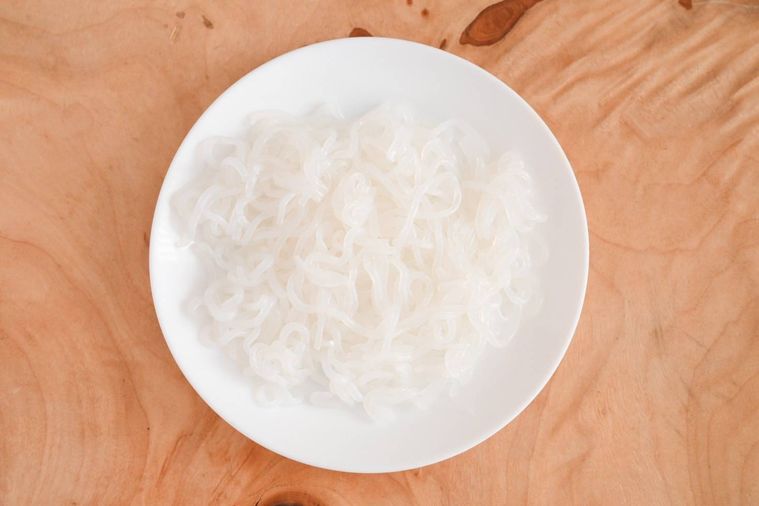 皿にのったしらたき