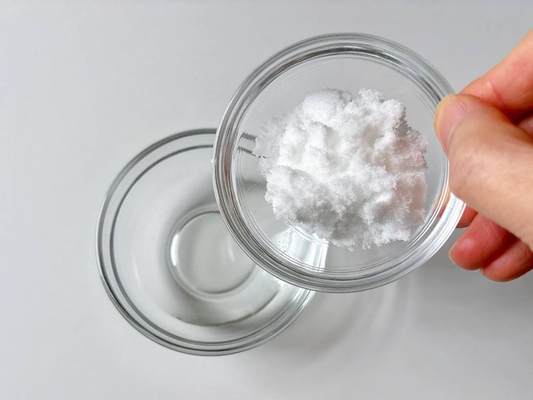 水に砂糖を加える様子