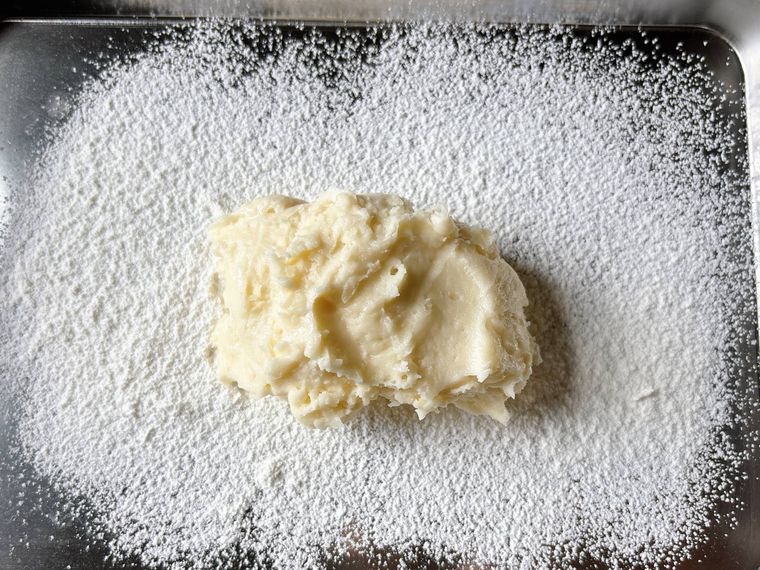 手粉をふった金属トレーに生地を出したもの