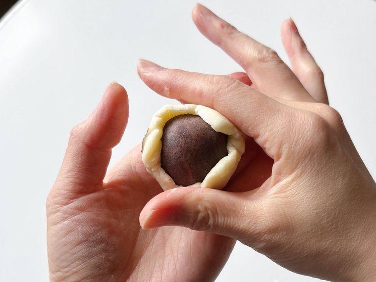 生地であんこを包む様子
