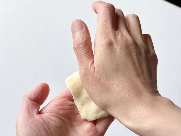 右手で生地を伸ばす様子