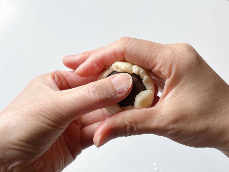 あんこを押しながら包む様子