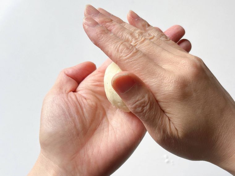 生地をまるめる様子