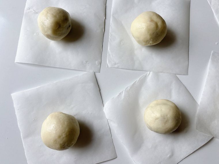 生地をクッキングシートにのせた様子