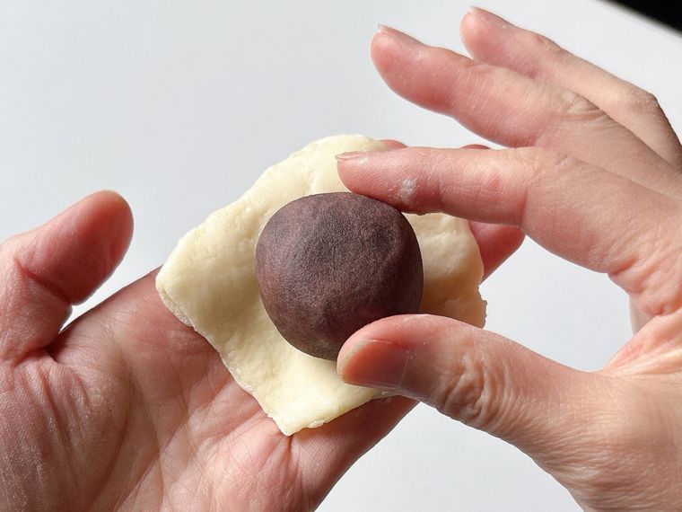 生地にあんこをのせた様子