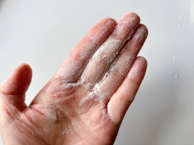 手に粉をつけた様子