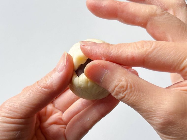 生地をつまんで閉じる様子