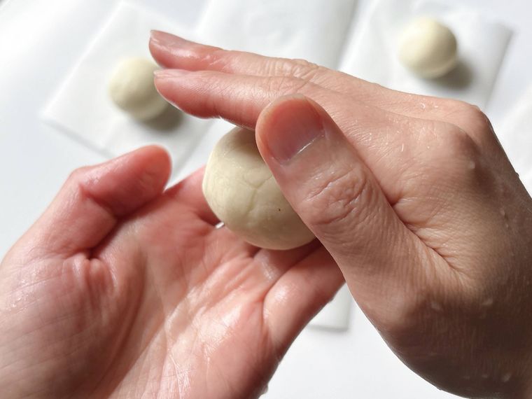 水で濡らした手で生地をまるめる様子