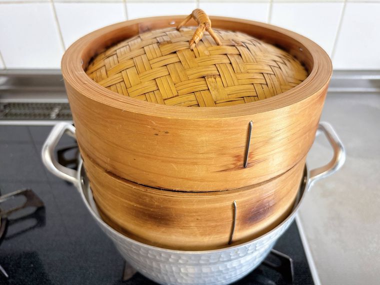 せいろで生地を蒸す様子