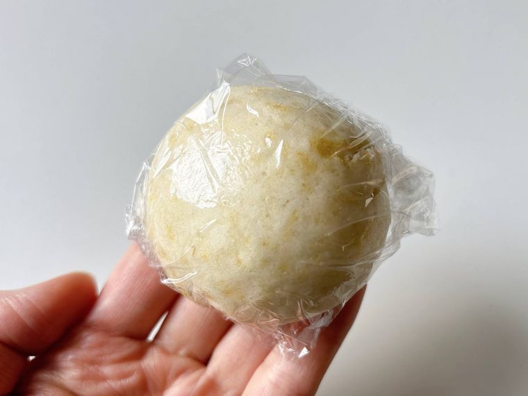 まんじゅうをラップで包んだ様子