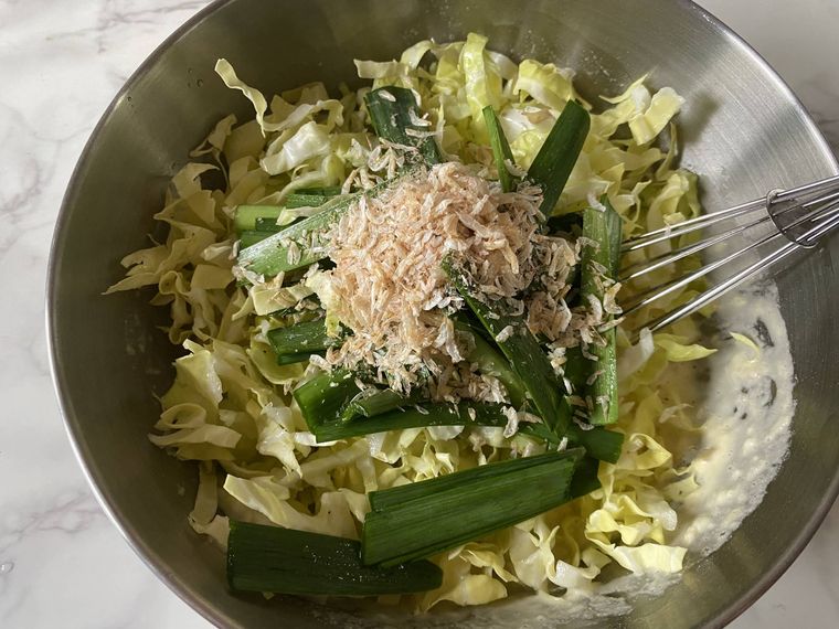 野菜を加える写真